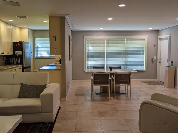 1024 S Oakridge Cir, Lake Worth, FL 33462