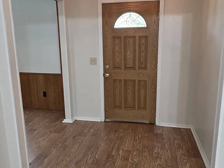 front door leads to livingroom and diningroom onthe right