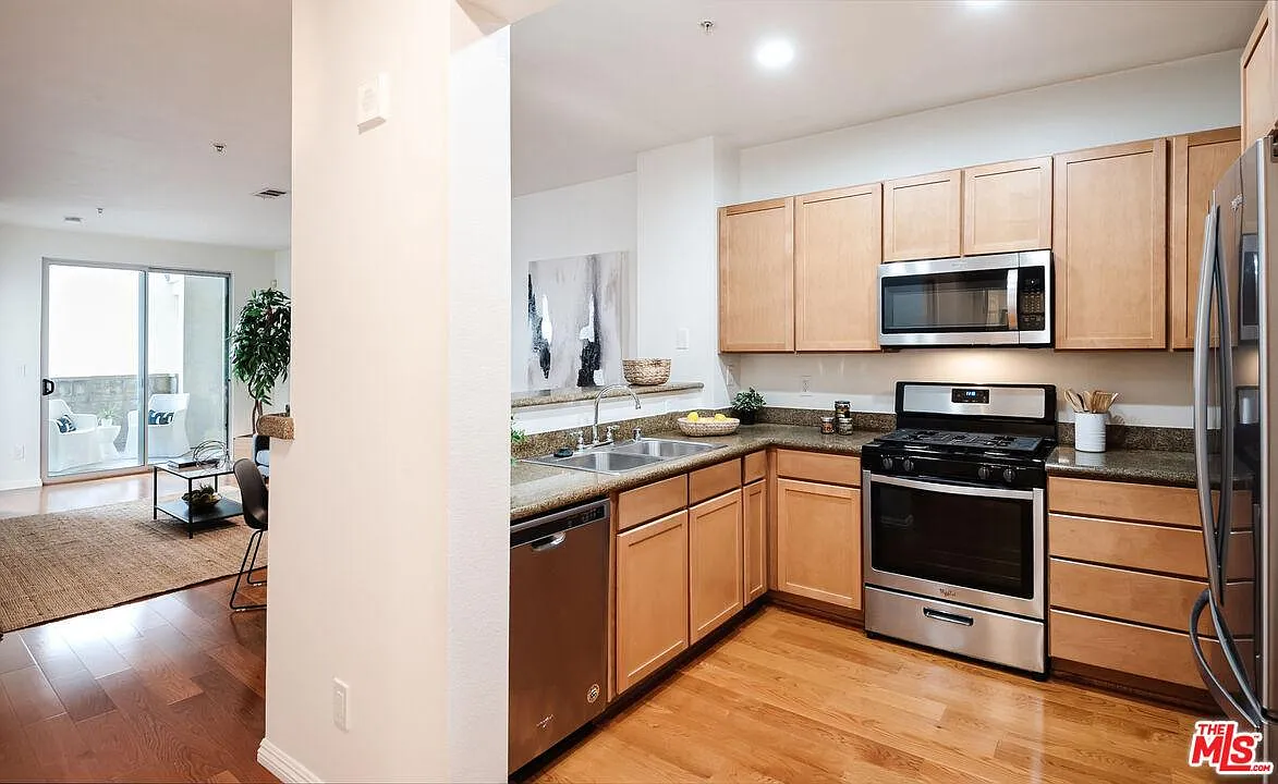 2 bed, 960 sqft, $4,050 — Photo 3