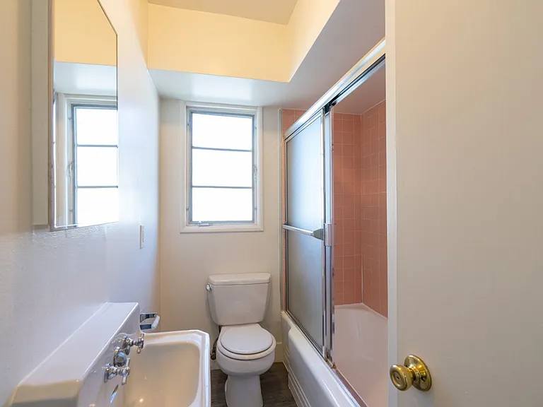 LA Beverly Glen — Photo 14