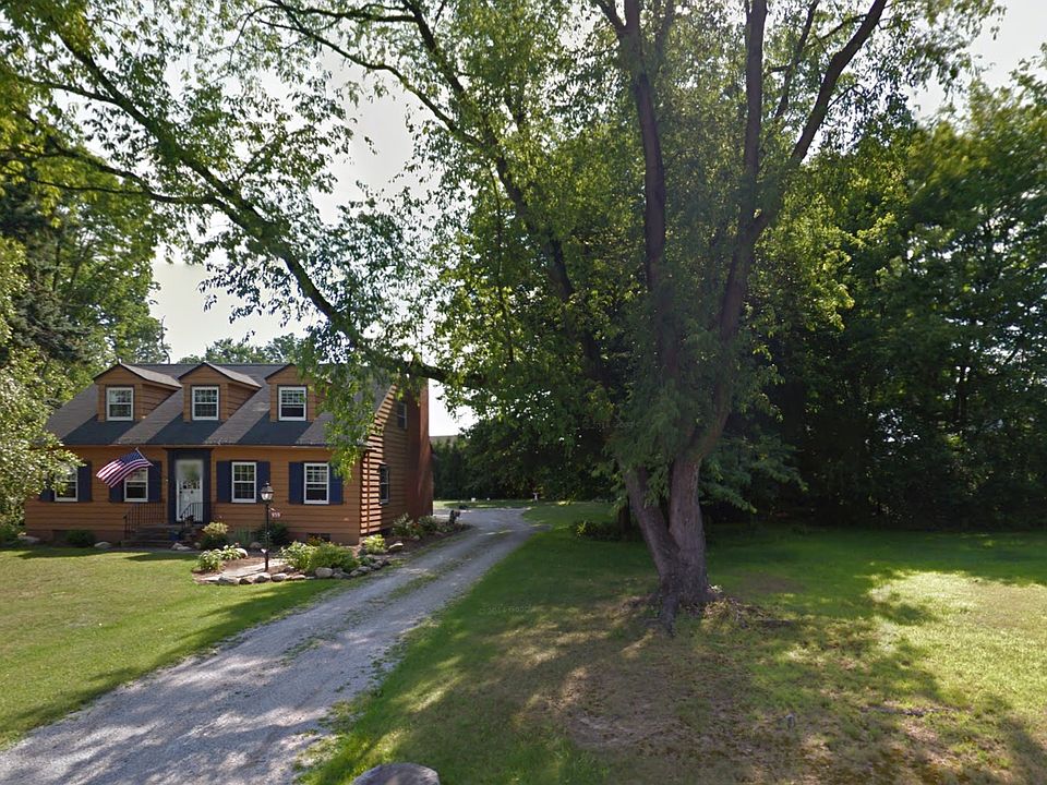 Large, well-maintained yard (front, back and side). Driveway