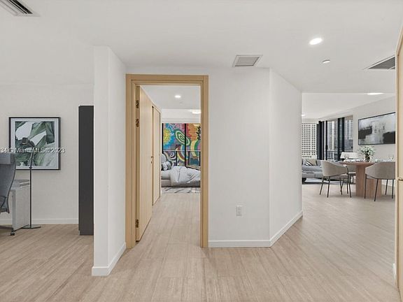 2nd image of 1000 Brickell Plz #1915