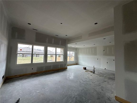 4th image of 405 Ash St