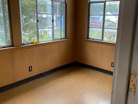 4th image of 1108 23rd Ave SE #1