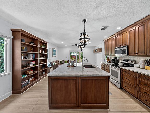 5th image of 510 NE 8th Ave
