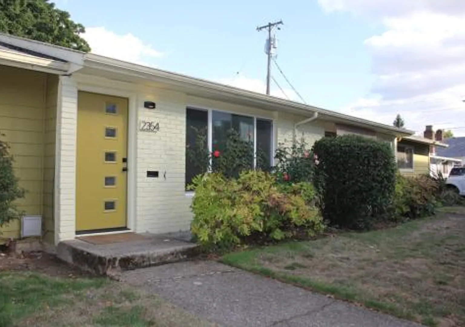 Remodeled 2 Bedroom Duplex Near Division Street with Fenced Patio, Parking & Updated Kitchen — Photo 2