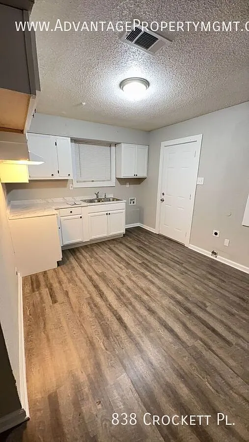 Spacious 4 bedroom 2 bath home - Open To Section 8 — Photo 4