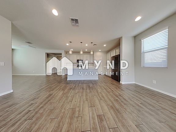 4th image of 2926 E Wayland Dr