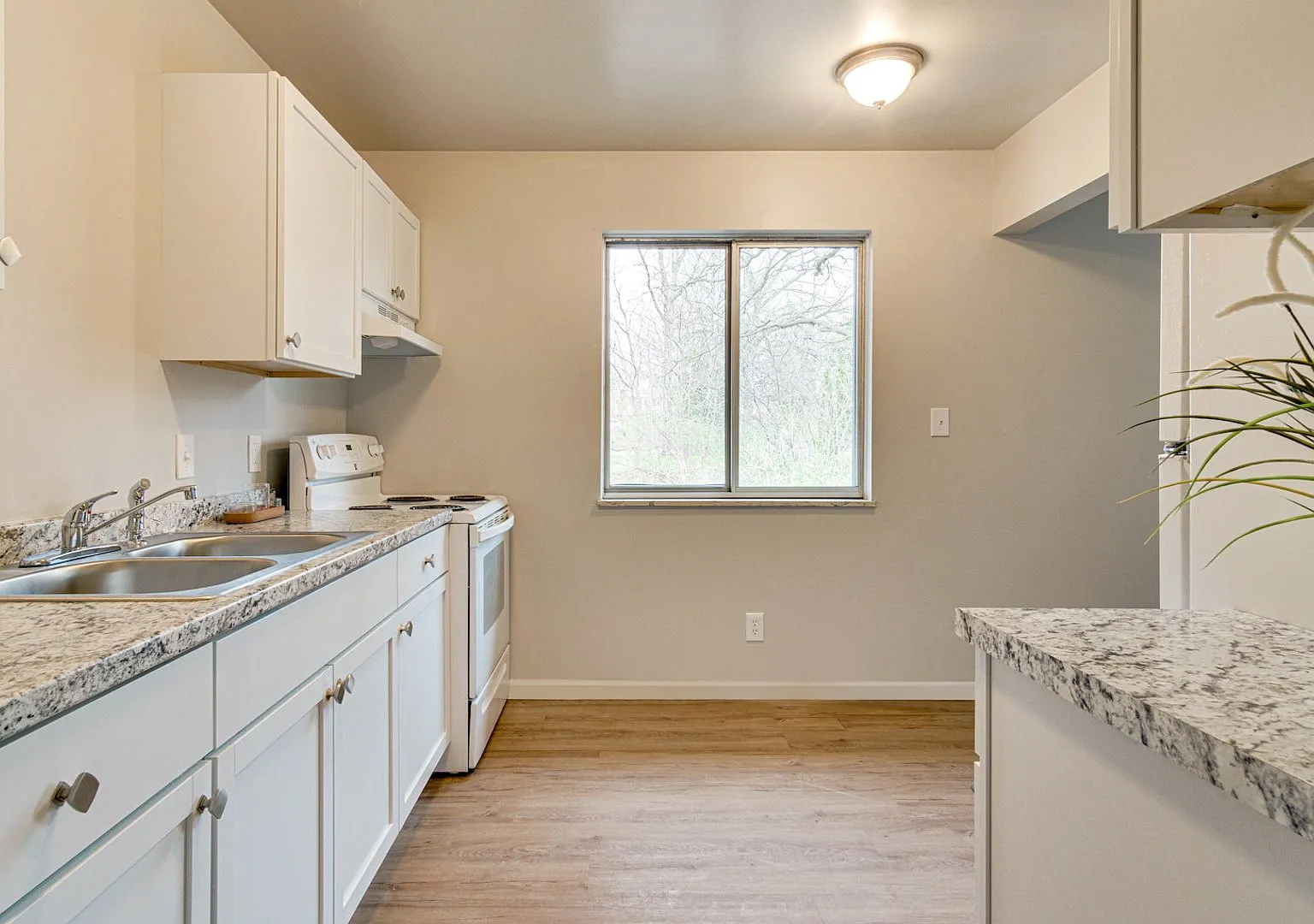 112 Hazelton Apartments — Photo 4