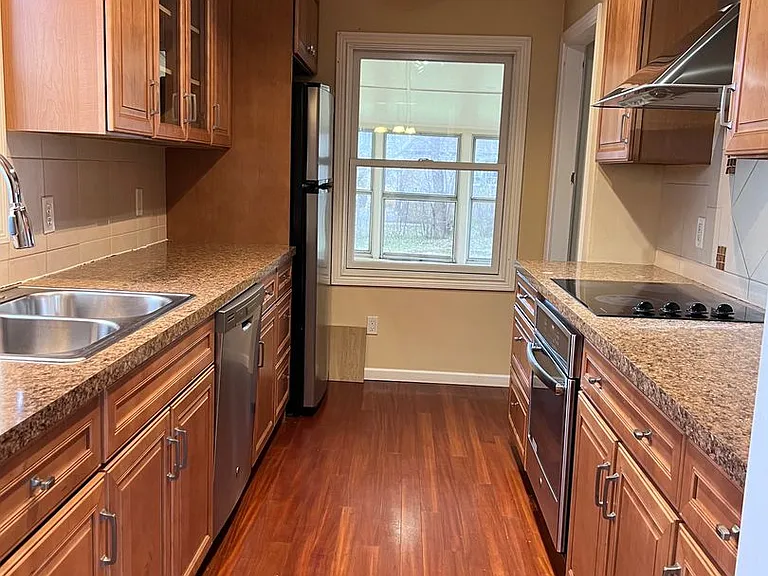 1552 Woodlawn Ave SE — Photo 3