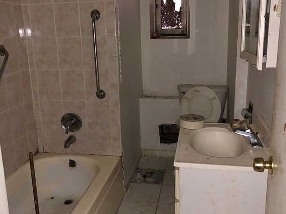 3rd image of 1536 N Talman Ave