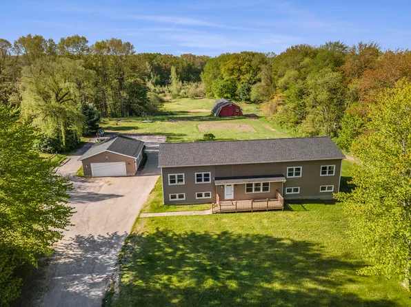 3907 Farr Rd, Fruitport, MI 49415