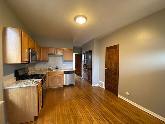 5th image of 3739 W Diversey Ave #1