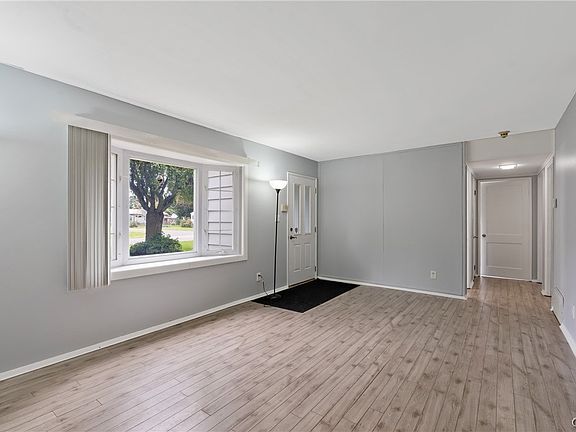 4th image of 8 Homeland Rd