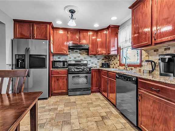 4th image of 122 Burns Ct