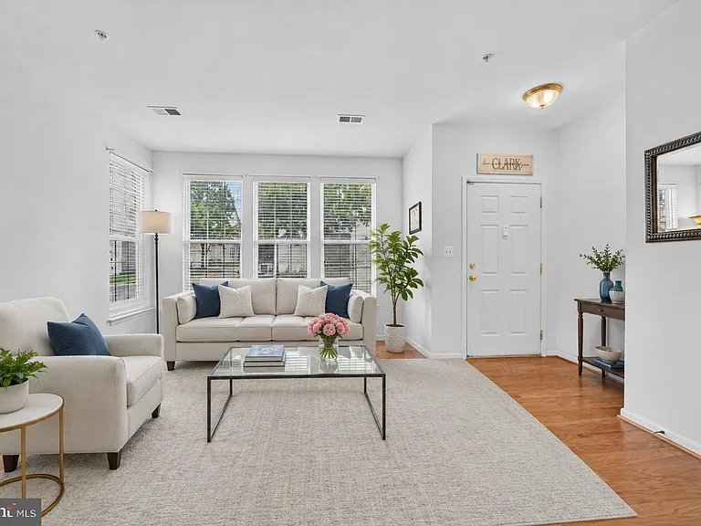 43081 Zander Ter — Photo 4