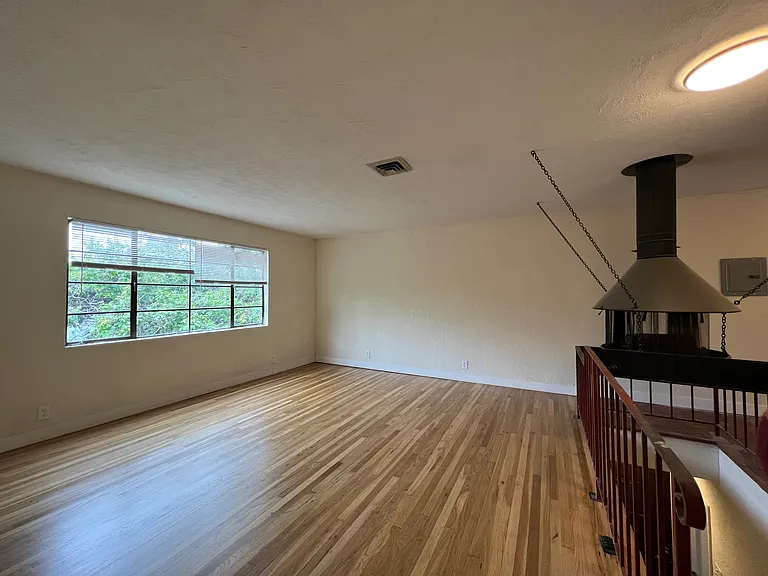 2541-2569 Le Conte Ave — Photo 64