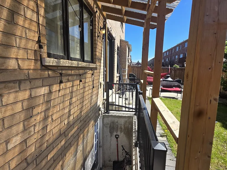 41 Walter English Dr #BASEMENT — Photo 2