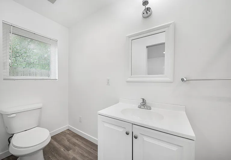 422 N Batavia St — Photo 21