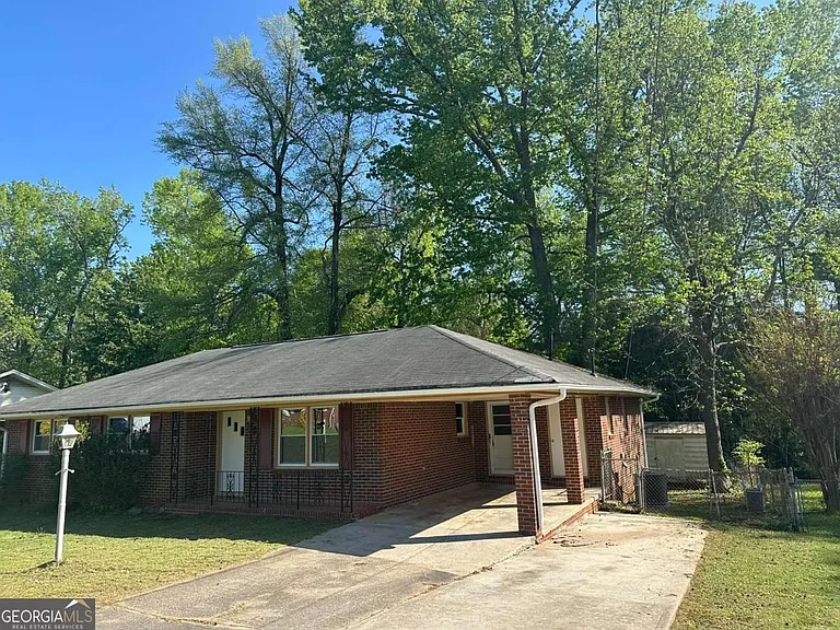 1809 Stratford Arms Dr — Photo 1
