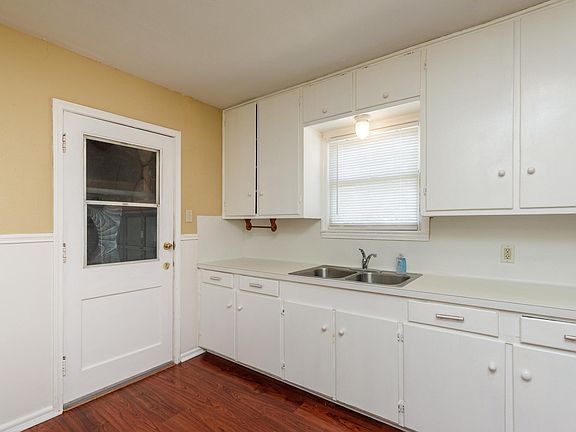 5th image of 1045 Sorrell St