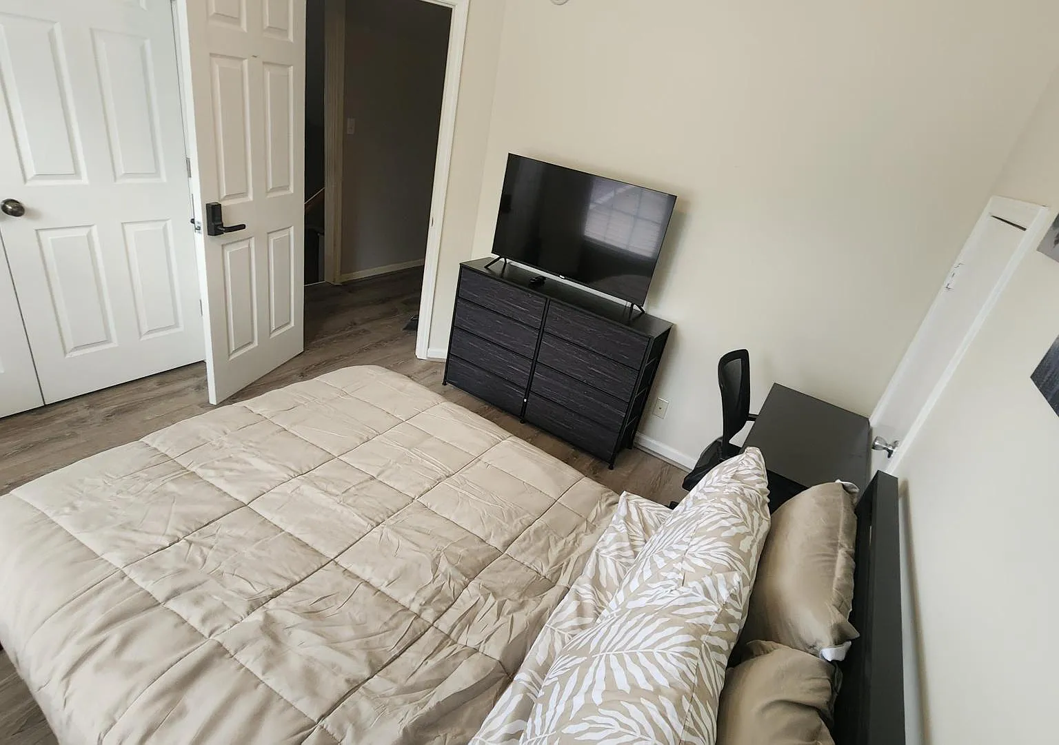 5 bed, 2.5 bath, 2258 sqft, $900 — Photo 4