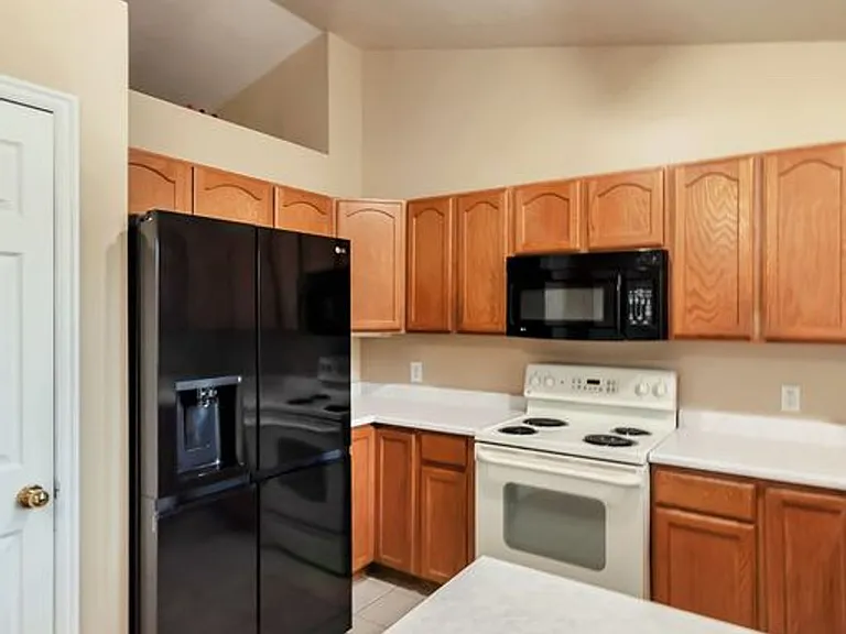 402 N 880 E — Photo 2