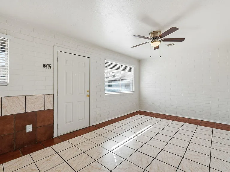 4329 N Longview Ave #2 — Photo 10