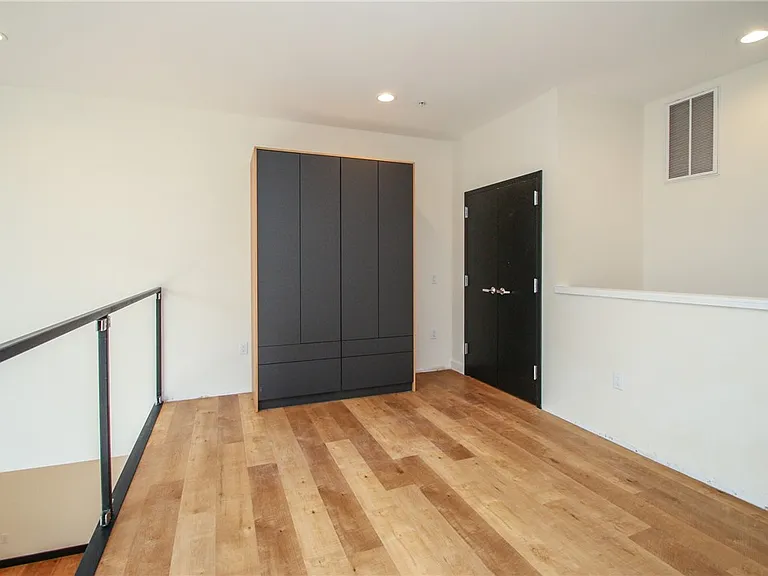33 Russell St #202 — Photo 24