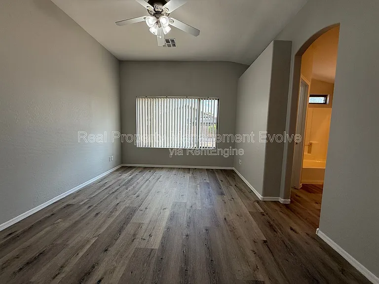 1516 E Bowker St — Photo 12
