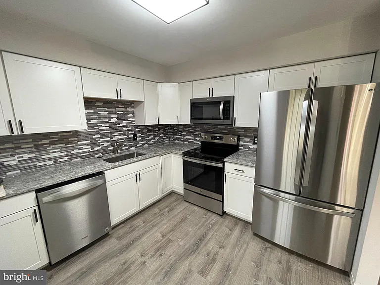 218 Valley Stream Ln — Photo 1