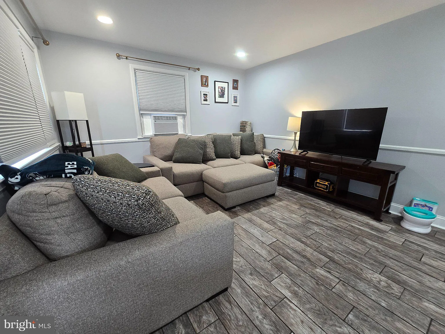 3 bed, 1.0 bath, 936 sqft, $2,400 — Photo 2
