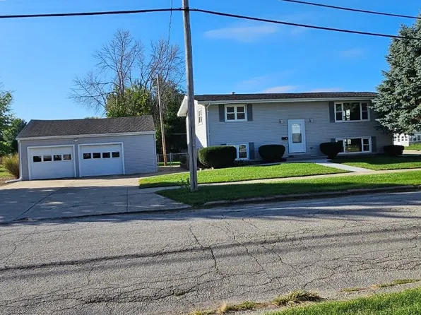 701 10th St, Belle Plaine, IA 52208