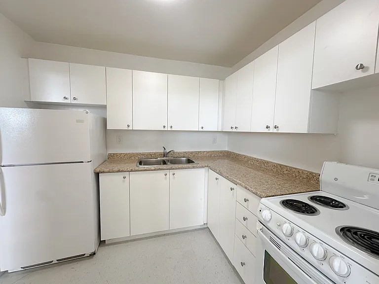 25 Paisley Blvd W — Photo 10