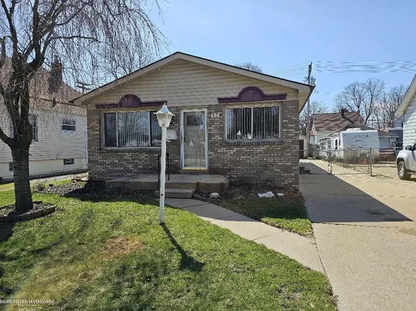 17 Leonore St, Mount Clemens, MI 48043