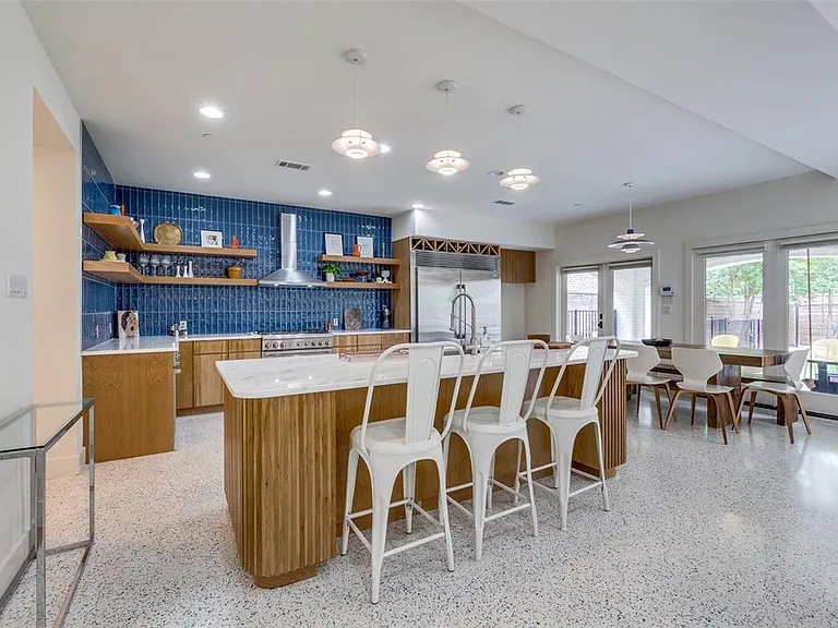 2829 Dyer St — Photo 11