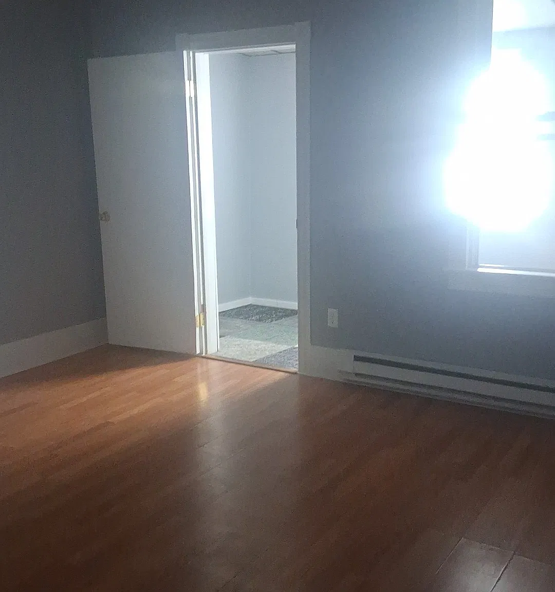 3 bed, $1,300 — Photo 4