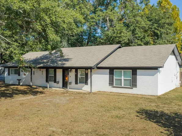 101 Woodland Trl, Gladewater, TX 75647