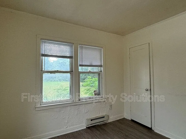 1904 NE 25th St — Photo 17
