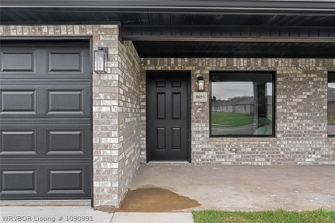 3 bed, 2.0 bath, 2322 sqft, $1,500 — Photo 3