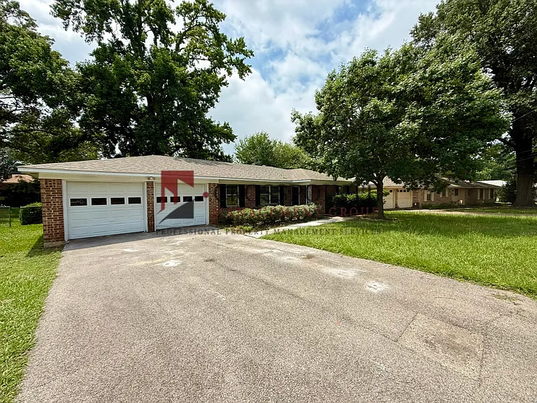 3014 Tower Dr — Photo 2