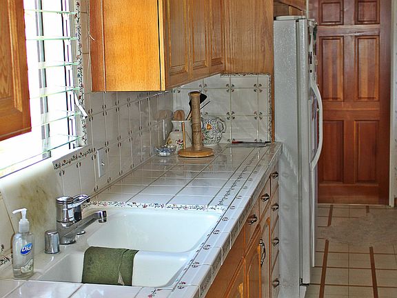3rd image of 4616 Blackthorne Ave