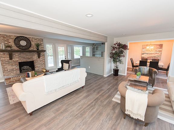 3rd image of 2319 Mountain Oaks Cir