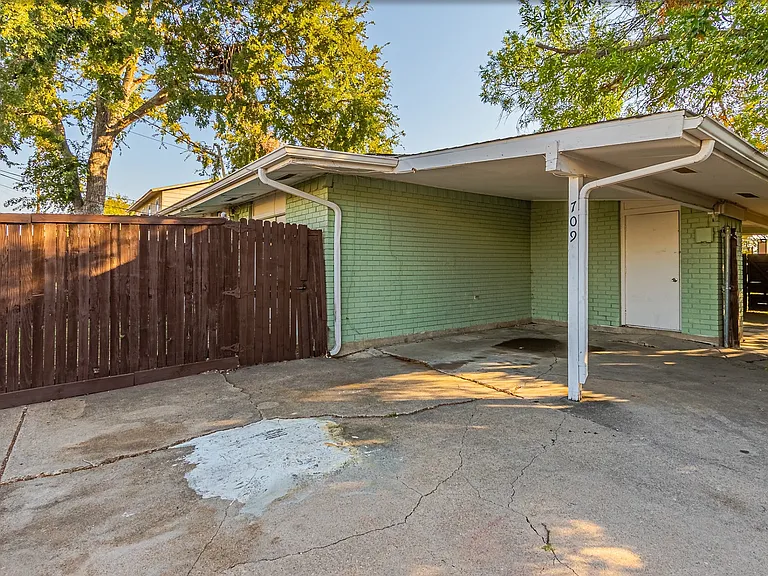 709 Royal Crest Dr — Photo 13