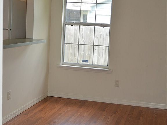 3rd image of 220 Venetian Blvd