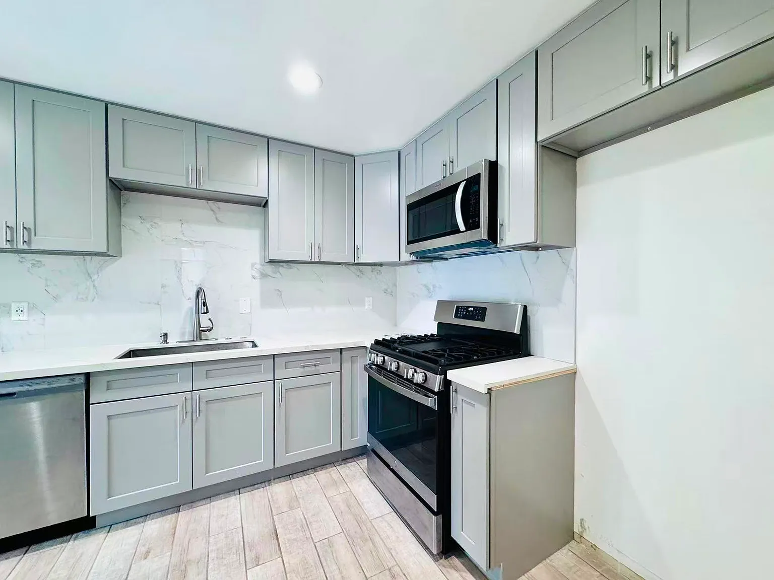 3 bed, 2.5 bath, 1409 sqft, $3,200 — Photo 3