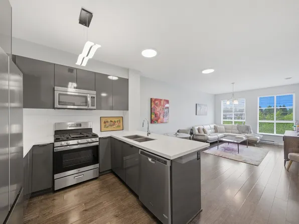15168 33rd Ave #426, Surrey, BC V3Z 0N7