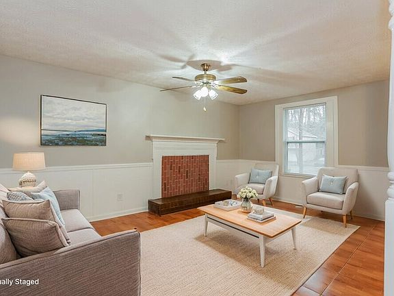5th image of 725 Sunfield Dr NW