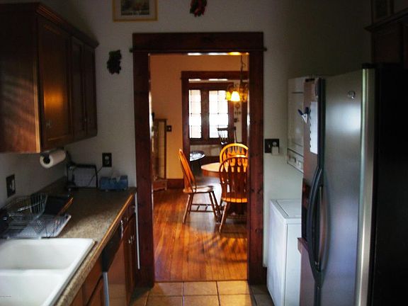 4th image of 823 N Oleander Ave
