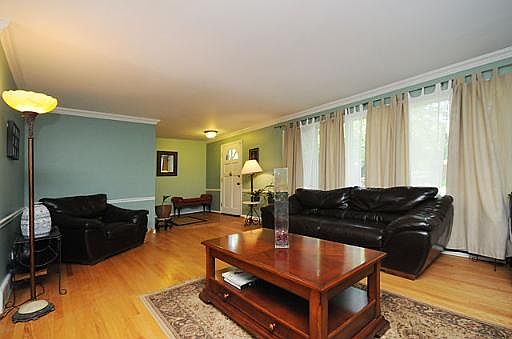 3rd image of 3734 Lindenwood Ln